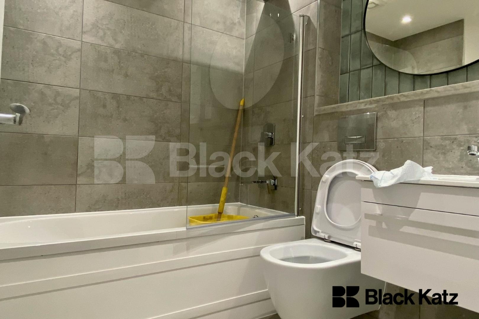 Offing Over 60 Sq. Mts. Of Living & Entertaining Space Flaxman Road , Loughborough Junction 